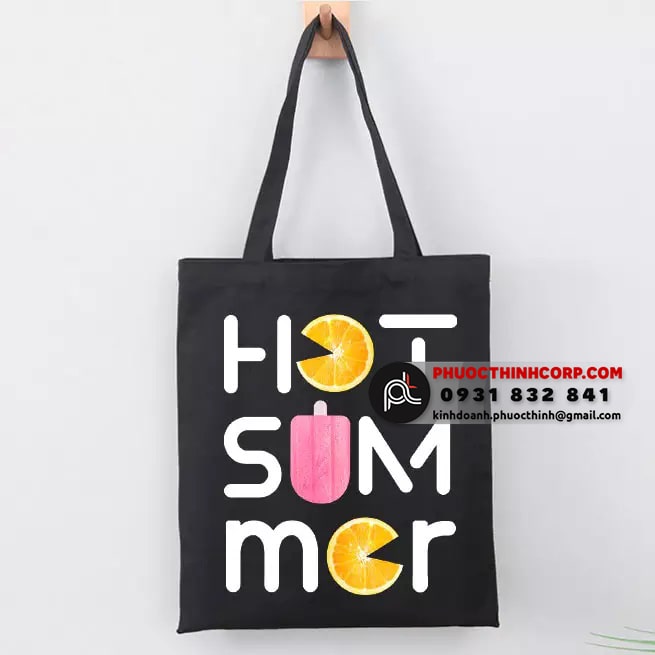 Túi tote màu đen với dòng chữ Hot Summer