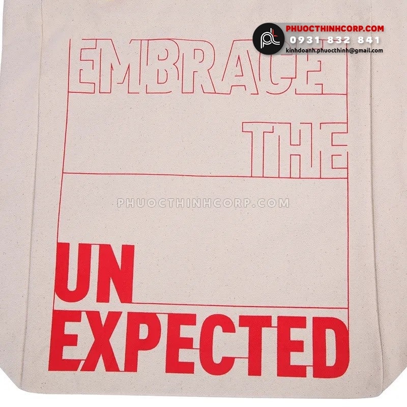 Chi tiết chữ trên túi tote vải bố Embrage the Unexpected
