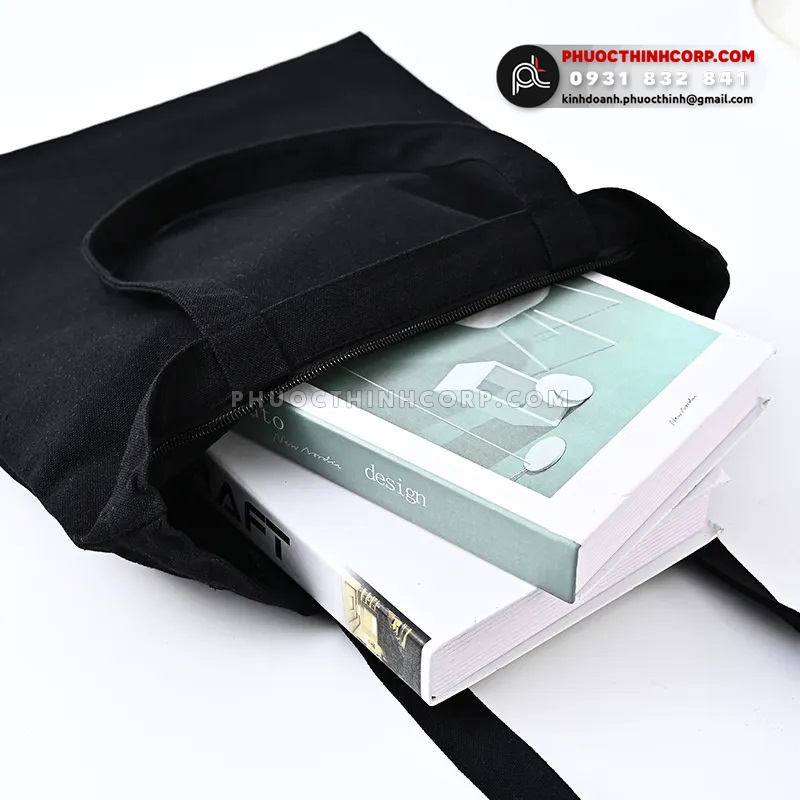 Túi canvas đen Monfai khi đựng sách