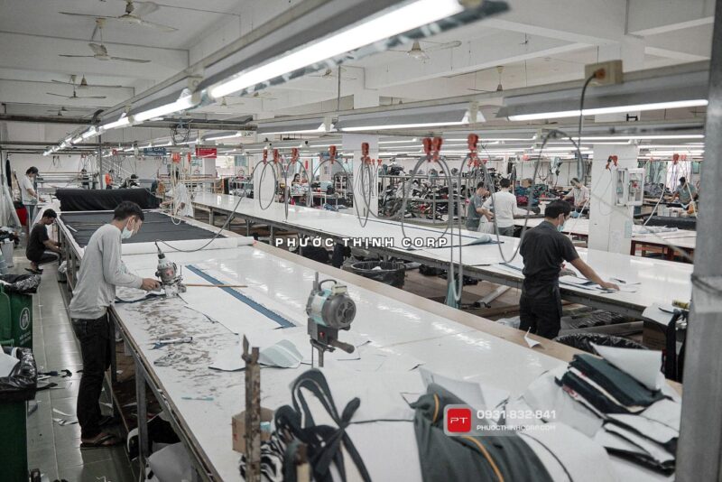 Xưởng may Phước Thịnh Corp TpHCM tổ cắt dập 1