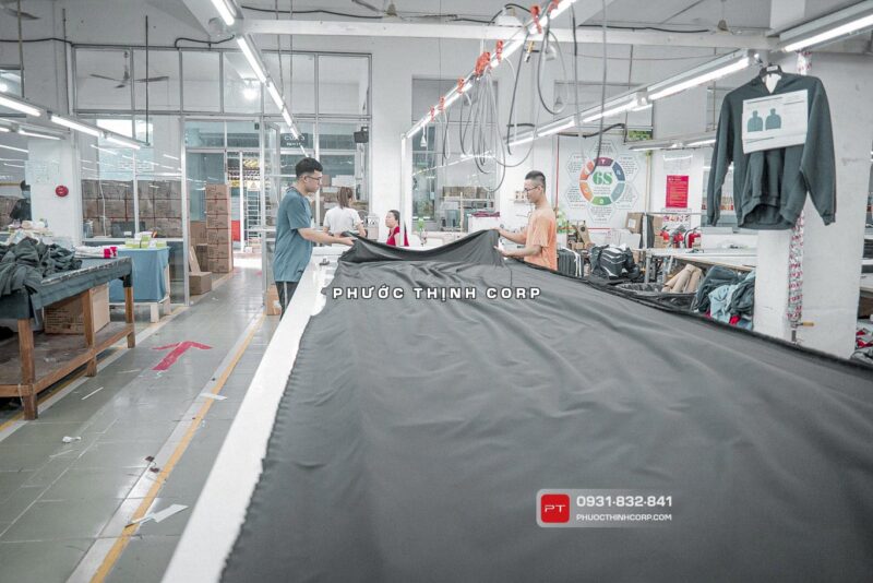 Xưởng may Phước Thịnh Corp TpHCM tổ cắt dập 3