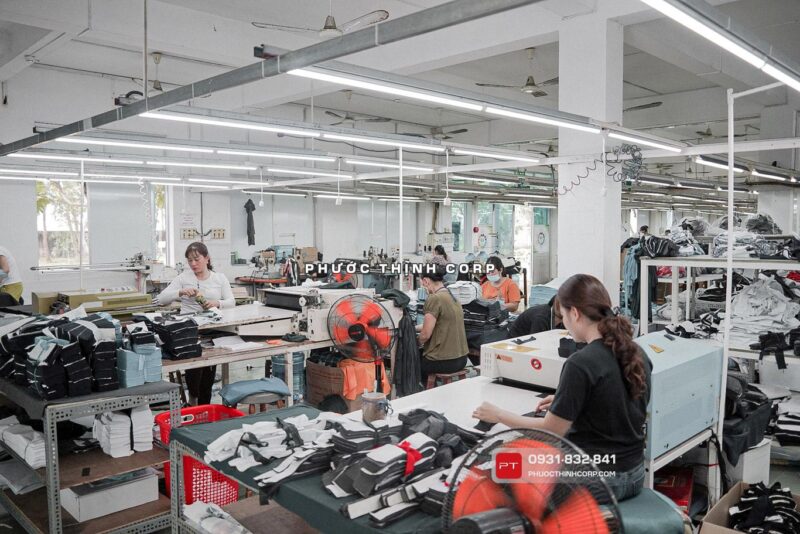 Xưởng may Phước Thịnh Corp TpHCM tổ cắt dập 4